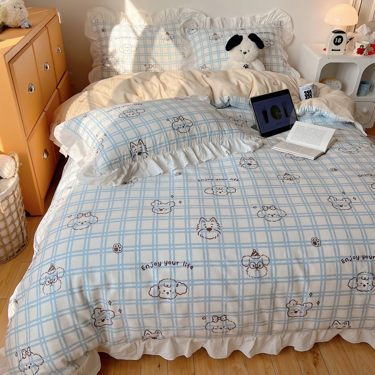 91家纺网 家纺一手货源 找家纺 六巷胡同 2026春夏新款韩系可爱风花边款卡通全棉四件套（第一系列） 花边蓝格美拉犬