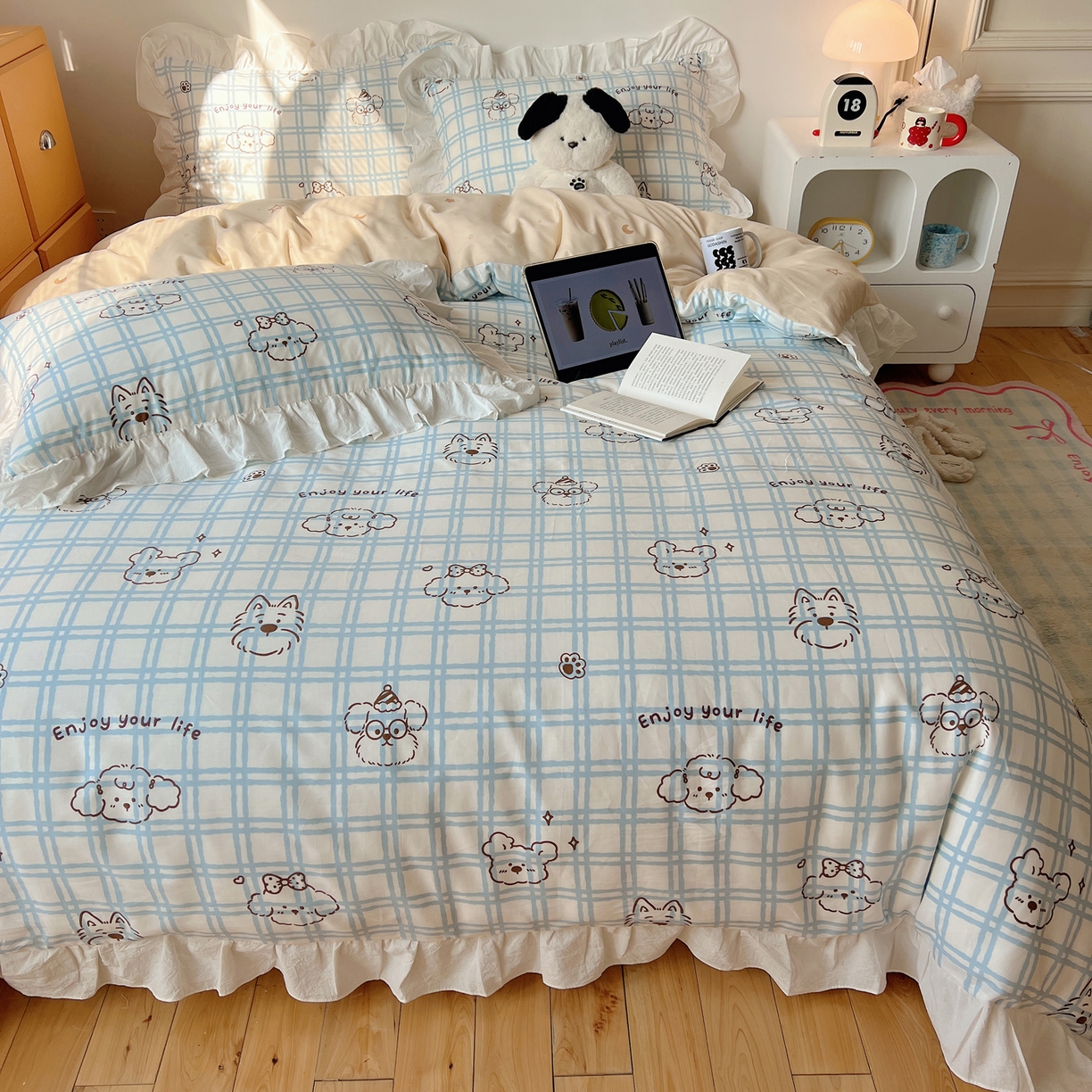 91家纺网 家纺一手货源 找家纺 六巷胡同 2026春夏新款韩系可爱风花边款卡通全棉四件套（第一系列） 花边蓝格美拉犬