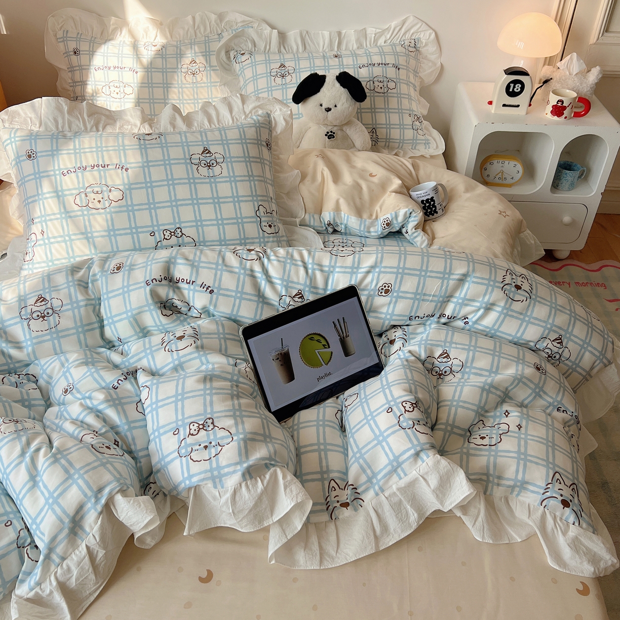 91家纺网 家纺一手货源 找家纺 六巷胡同 2026春夏新款韩系可爱风花边款卡通全棉四件套（第一系列） 花边蓝格美拉犬