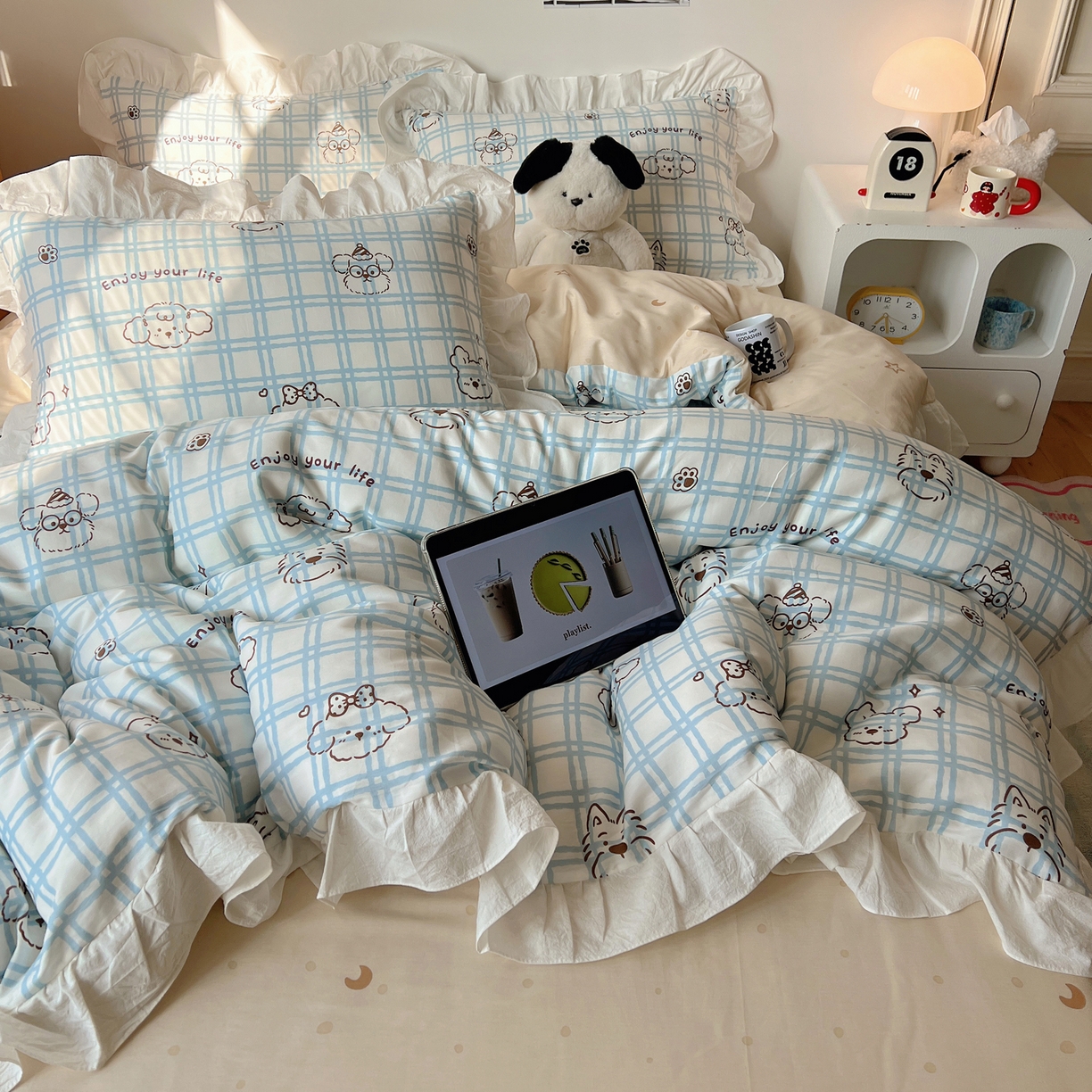 91家纺网 家纺一手货源 找家纺 六巷胡同 2026春夏新款韩系可爱风花边款卡通全棉四件套（第一系列） 花边蓝格美拉犬