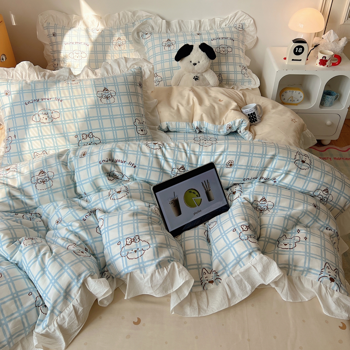 91家纺网 家纺一手货源 找家纺 六巷胡同 2026春夏新款韩系可爱风花边款卡通全棉四件套（第一系列） 花边蓝格美拉犬