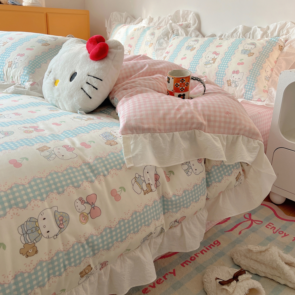 91家纺网 家纺一手货源 找家纺 六巷胡同 2026春夏新款韩系可爱风花边款卡通全棉四件套（第一系列） 花边萝莉樱桃猫