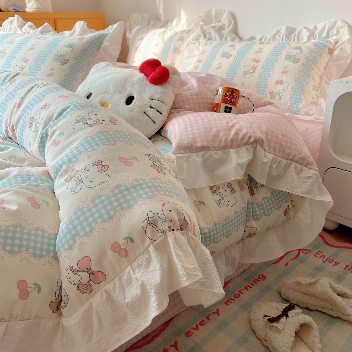 91家纺网 家纺一手货源 找家纺 六巷胡同 2026春夏新款韩系可爱风花边款卡通全棉四件套（第一系列） 花边萝莉樱桃猫
