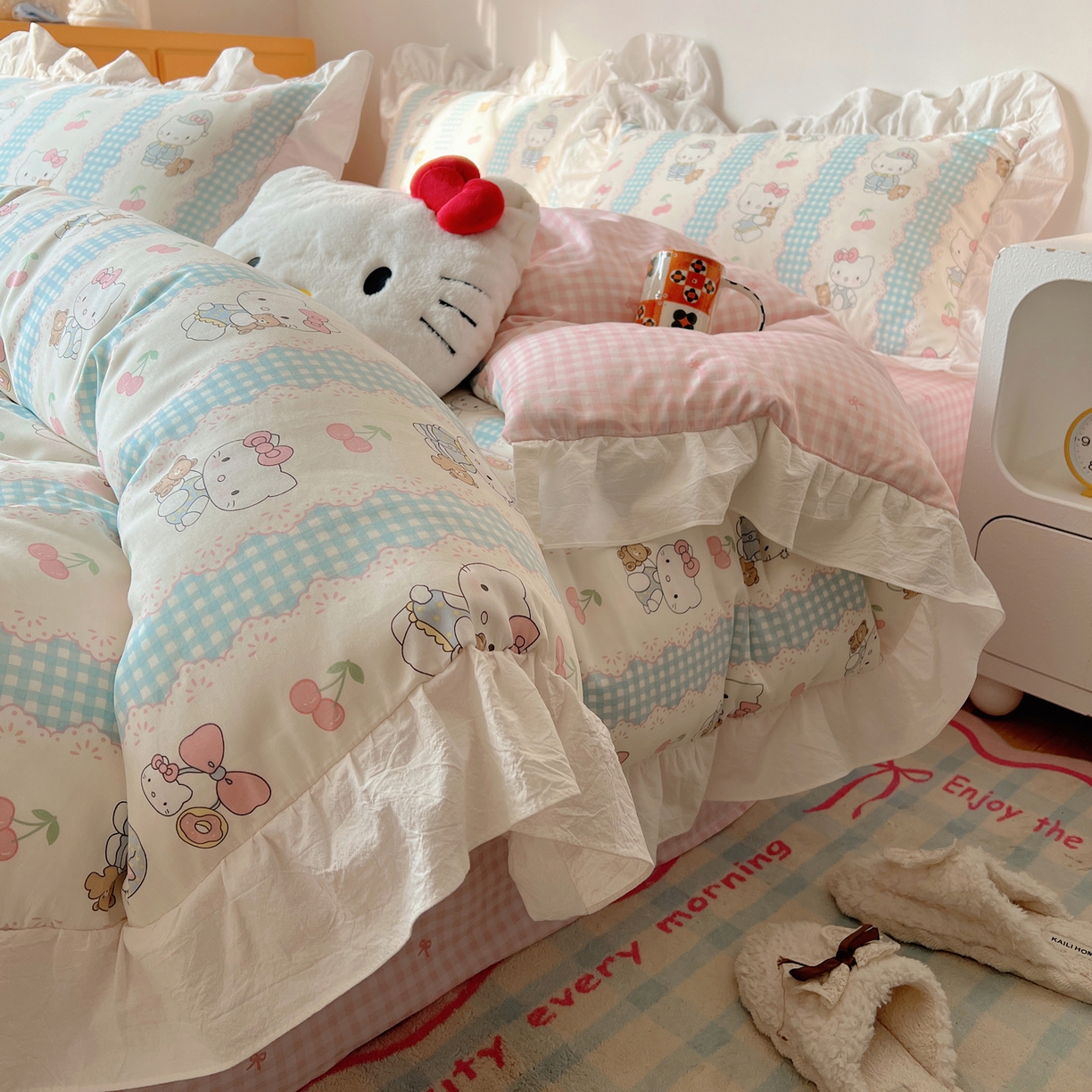 91家纺网 家纺一手货源 找家纺 六巷胡同 2026春夏新款韩系可爱风花边款卡通全棉四件套（第一系列） 花边萝莉樱桃猫