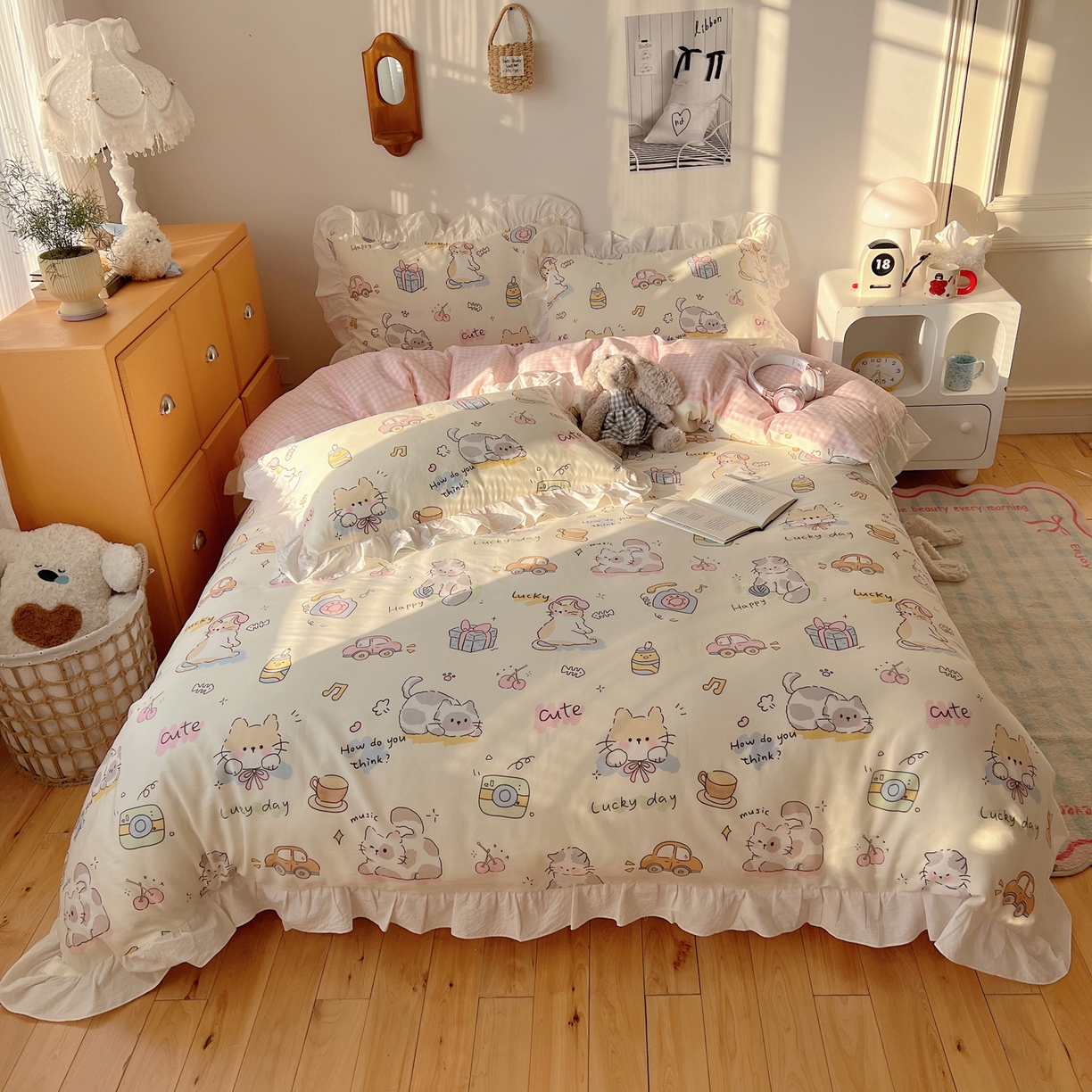 91家纺网 家纺一手货源 找家纺 六巷胡同 2026春夏新款韩系可爱风花边款卡通全棉四件套（第一系列） 花边猫咪聚会趴