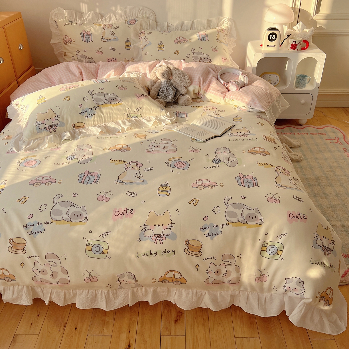 91家纺网 家纺一手货源 找家纺 六巷胡同 2026春夏新款韩系可爱风花边款卡通全棉四件套（第一系列） 花边猫咪聚会趴