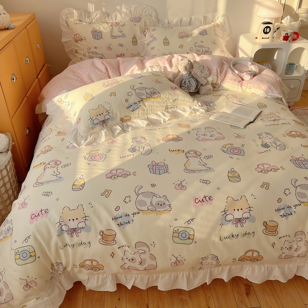 91家纺网 家纺一手货源 找家纺 六巷胡同 2026春夏新款韩系可爱风花边款卡通全棉四件套（第一系列） 花边猫咪聚会趴