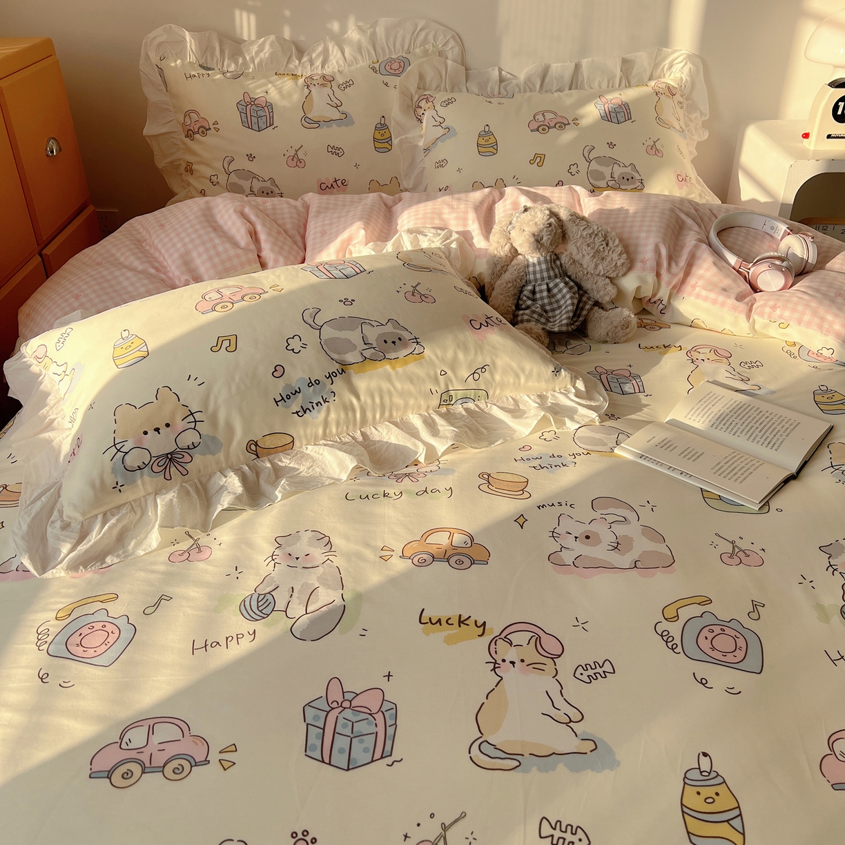 91家纺网 家纺一手货源 找家纺 六巷胡同 2026春夏新款韩系可爱风花边款卡通全棉四件套（第一系列） 花边猫咪聚会趴