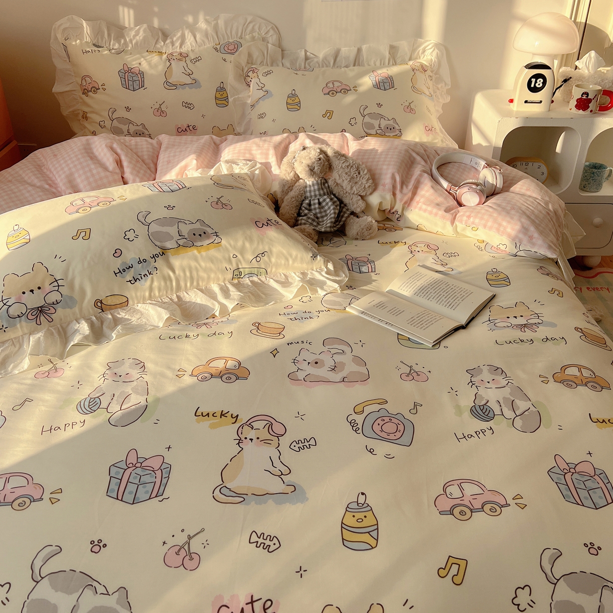 91家纺网 家纺一手货源 找家纺 六巷胡同 2026春夏新款韩系可爱风花边款卡通全棉四件套（第一系列） 花边猫咪聚会趴