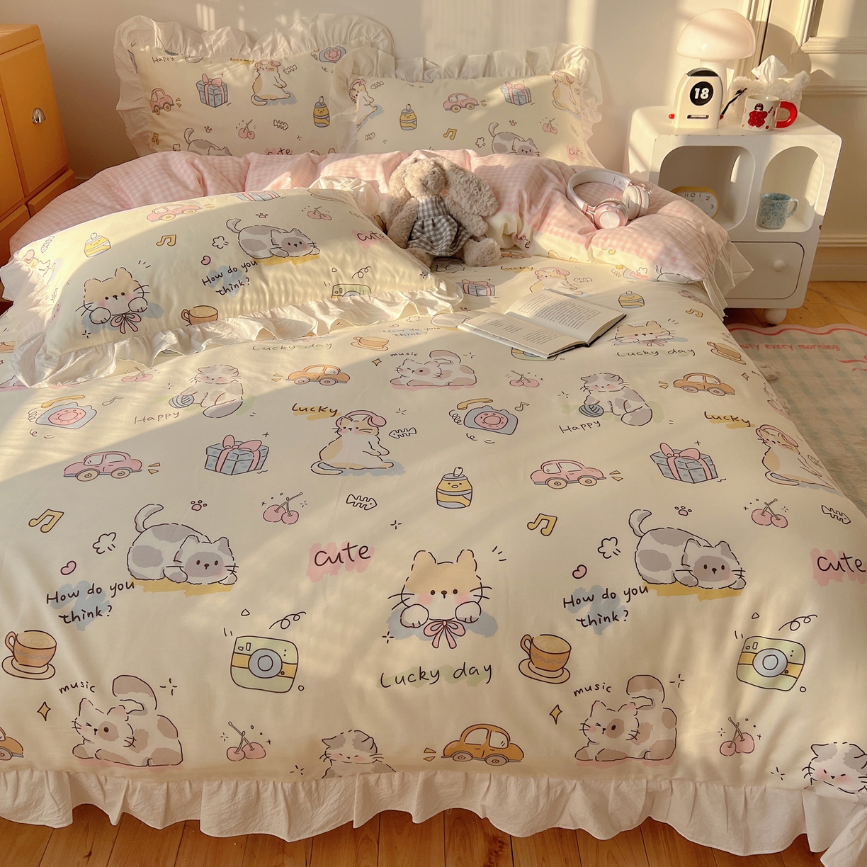 91家纺网 家纺一手货源 找家纺 六巷胡同 2026春夏新款韩系可爱风花边款卡通全棉四件套（第一系列） 花边猫咪聚会趴