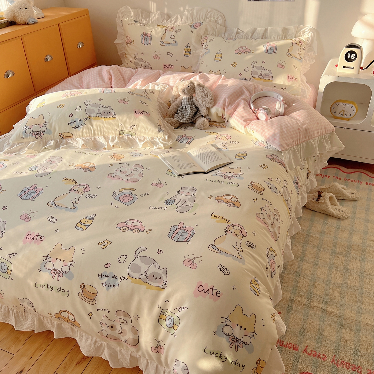 91家纺网 家纺一手货源 找家纺 六巷胡同 2026春夏新款韩系可爱风花边款卡通全棉四件套（第一系列） 花边猫咪聚会趴