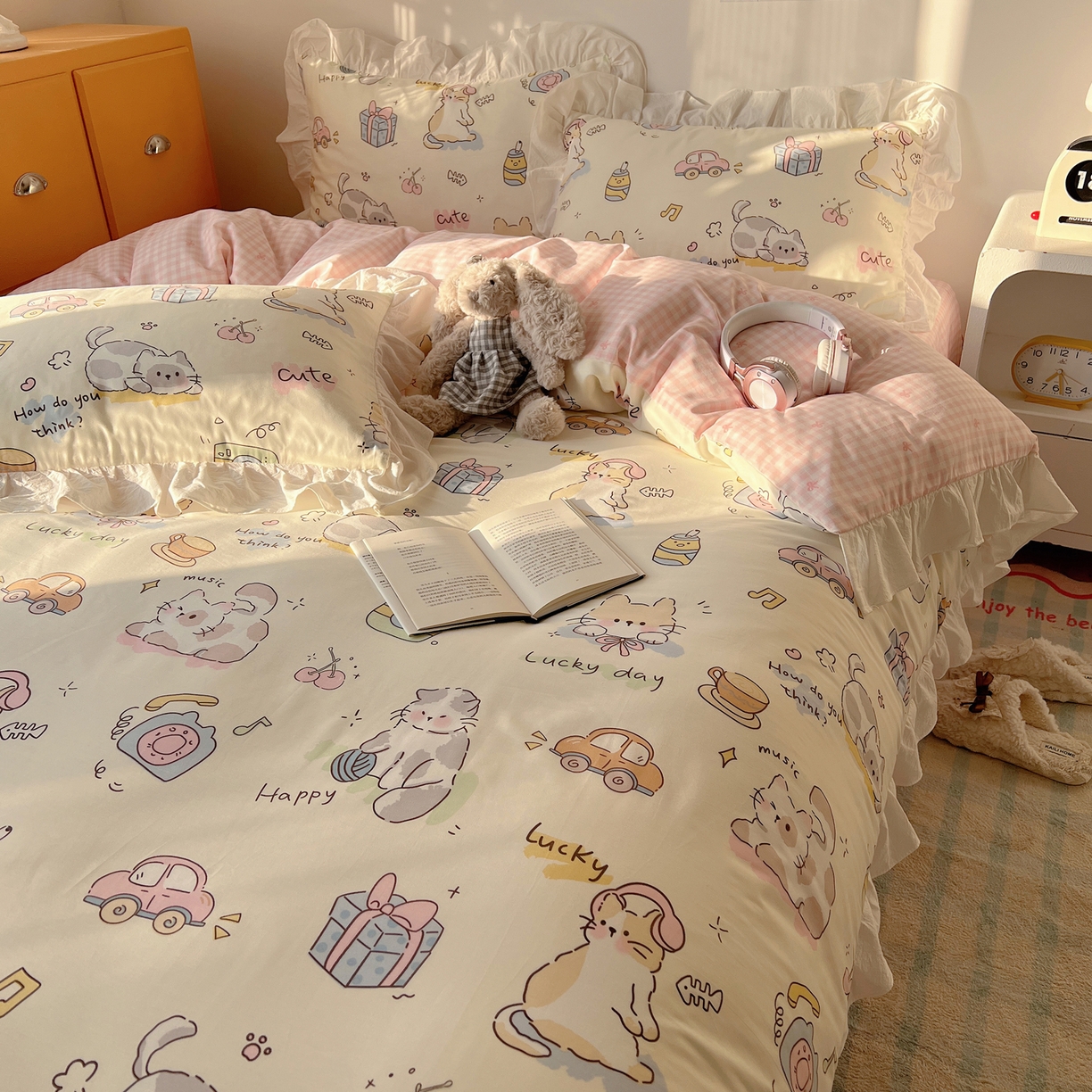 91家纺网 家纺一手货源 找家纺 六巷胡同 2026春夏新款韩系可爱风花边款卡通全棉四件套（第一系列） 花边猫咪聚会趴