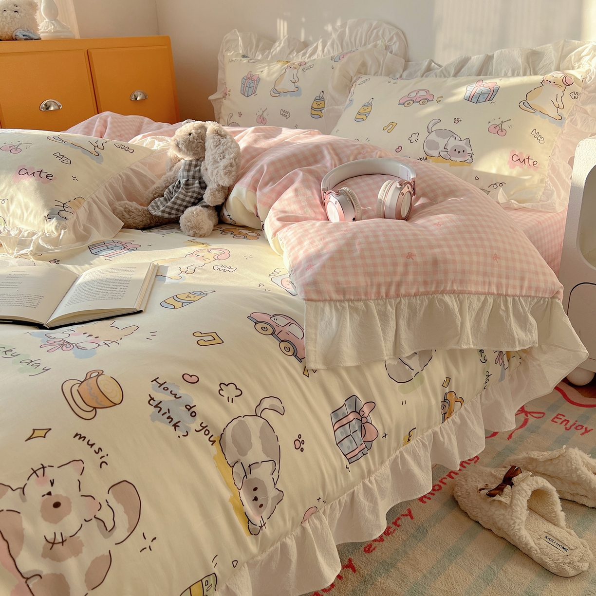 91家纺网 家纺一手货源 找家纺 六巷胡同 2026春夏新款韩系可爱风花边款卡通全棉四件套（第一系列） 花边猫咪聚会趴