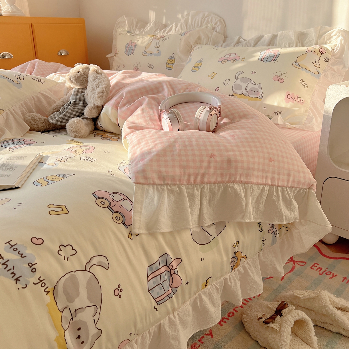 91家纺网 家纺一手货源 找家纺 六巷胡同 2026春夏新款韩系可爱风花边款卡通全棉四件套（第一系列） 花边猫咪聚会趴