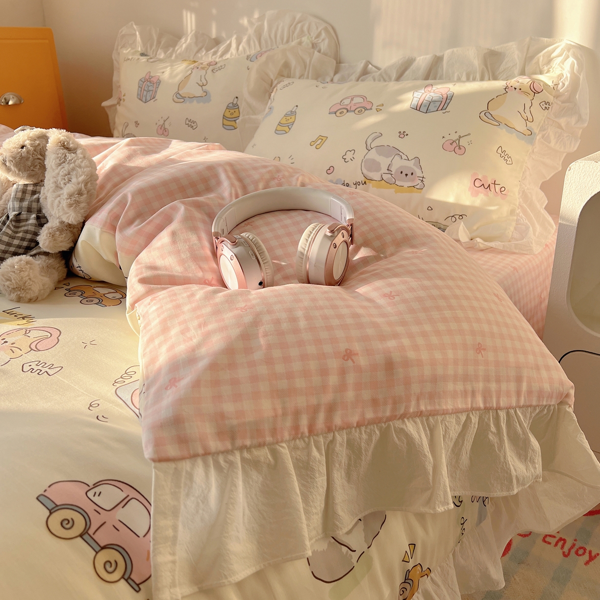 91家纺网 家纺一手货源 找家纺 六巷胡同 2026春夏新款韩系可爱风花边款卡通全棉四件套（第一系列） 花边猫咪聚会趴