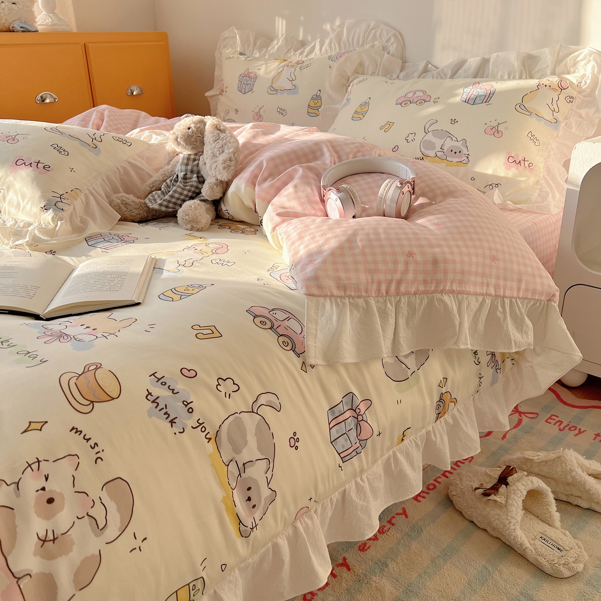 91家纺网 家纺一手货源 找家纺 六巷胡同 2026春夏新款韩系可爱风花边款卡通全棉四件套（第一系列） 花边猫咪聚会趴