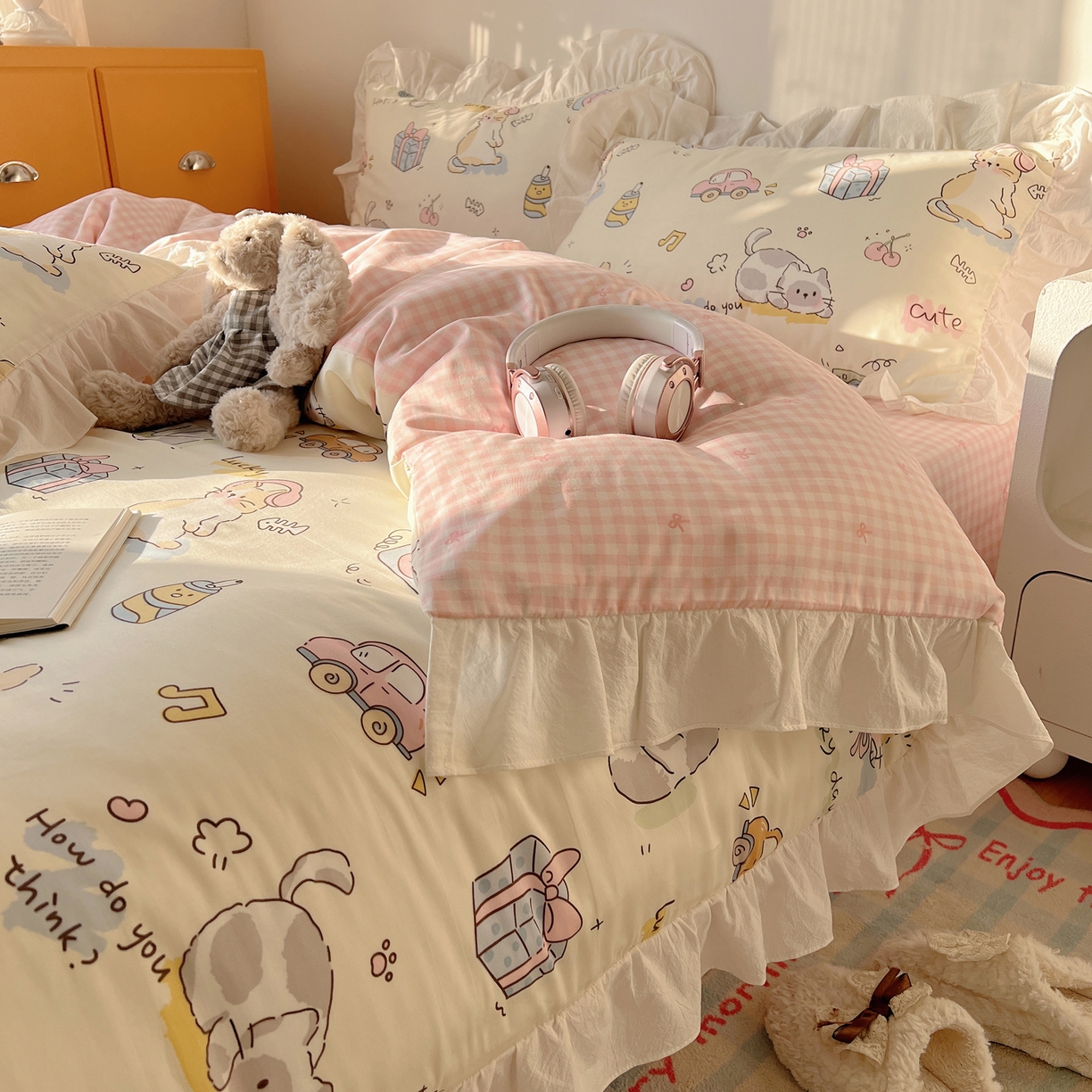 91家纺网 家纺一手货源 找家纺 六巷胡同 2026春夏新款韩系可爱风花边款卡通全棉四件套（第一系列） 花边猫咪聚会趴