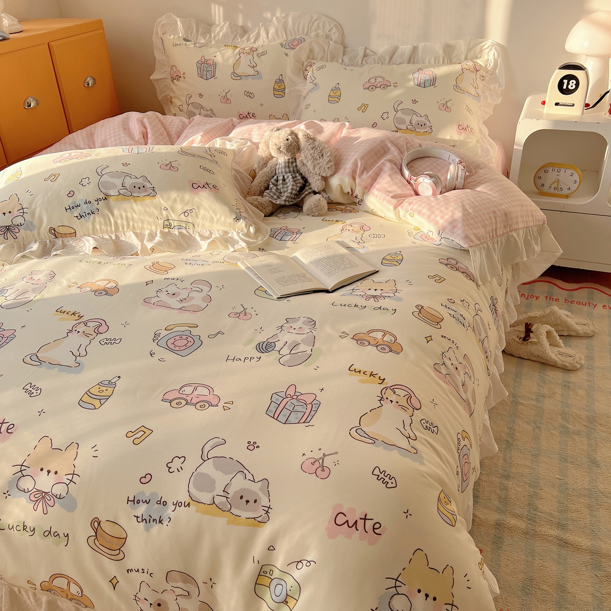 91家纺网 家纺一手货源 找家纺 六巷胡同 2026春夏新款韩系可爱风花边款卡通全棉四件套（第一系列） 花边猫咪聚会趴