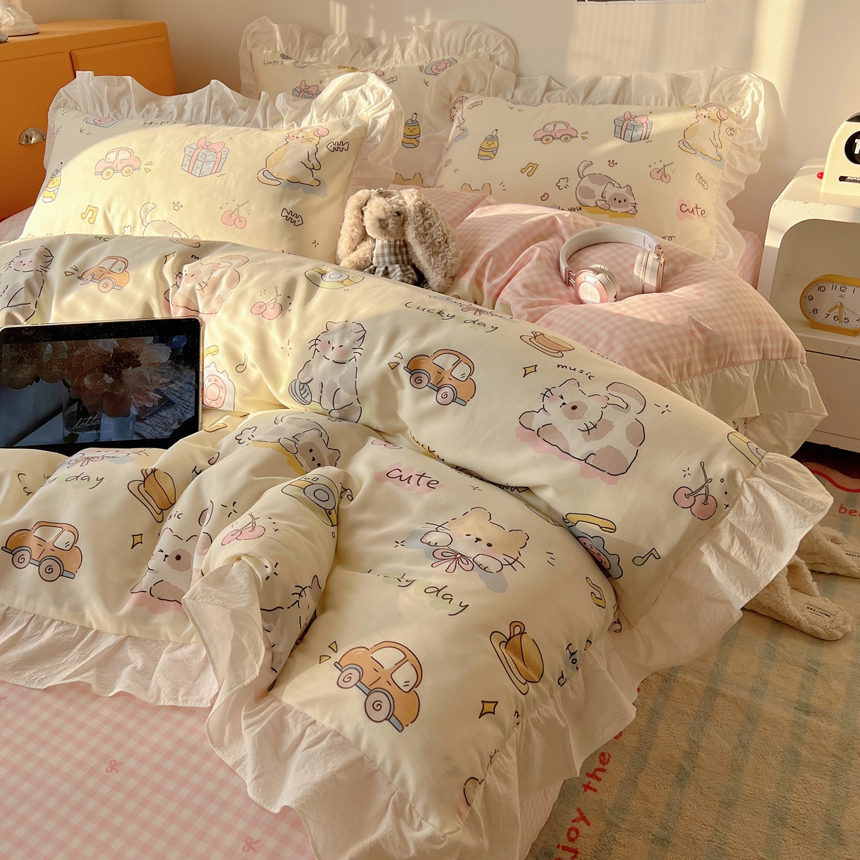 91家纺网 家纺一手货源 找家纺 六巷胡同 2026春夏新款韩系可爱风花边款卡通全棉四件套（第一系列） 花边猫咪聚会趴