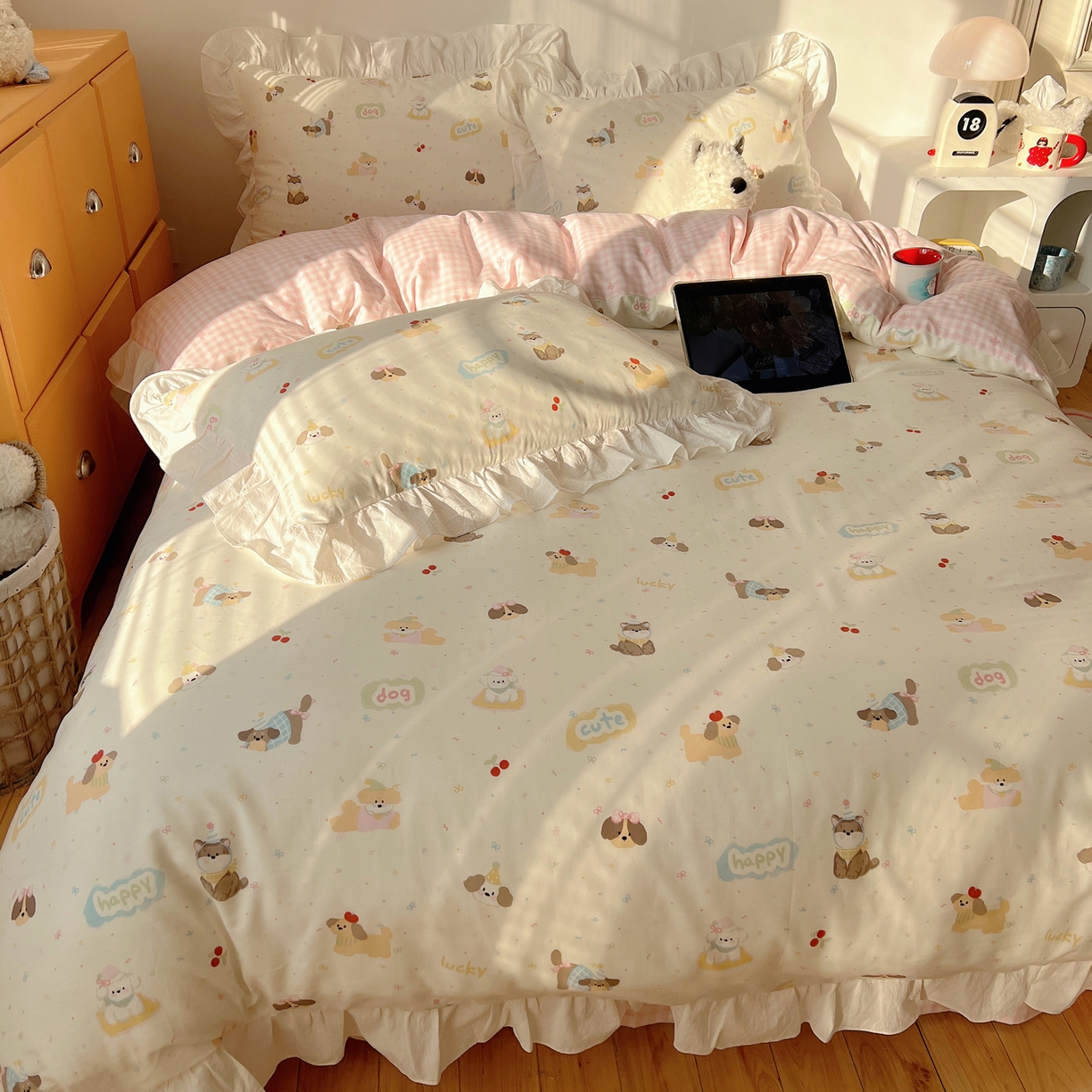 91家纺网 家纺一手货源 找家纺 六巷胡同 2026春夏新款韩系可爱风花边款卡通全棉四件套（第一系列） 花边汪星人派对