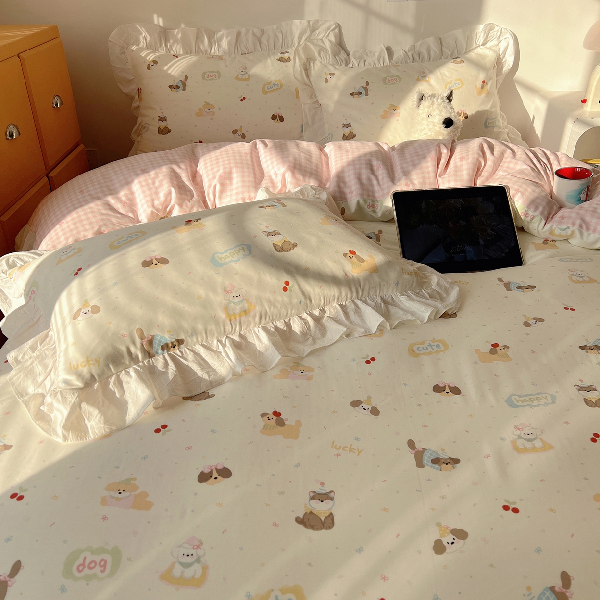 91家纺网 家纺一手货源 找家纺 六巷胡同 2026春夏新款韩系可爱风花边款卡通全棉四件套（第一系列） 花边汪星人派对