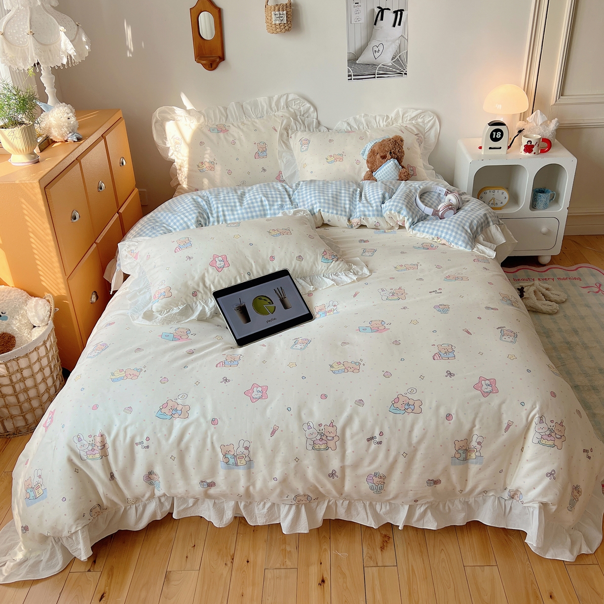 91家纺网 家纺一手货源 找家纺 六巷胡同 2026春夏新款韩系可爱风花边款卡通全棉四件套（第一系列） 花边小熊周末集