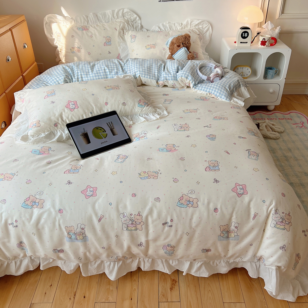 91家纺网 家纺一手货源 找家纺 六巷胡同 2026春夏新款韩系可爱风花边款卡通全棉四件套（第一系列） 花边小熊周末集