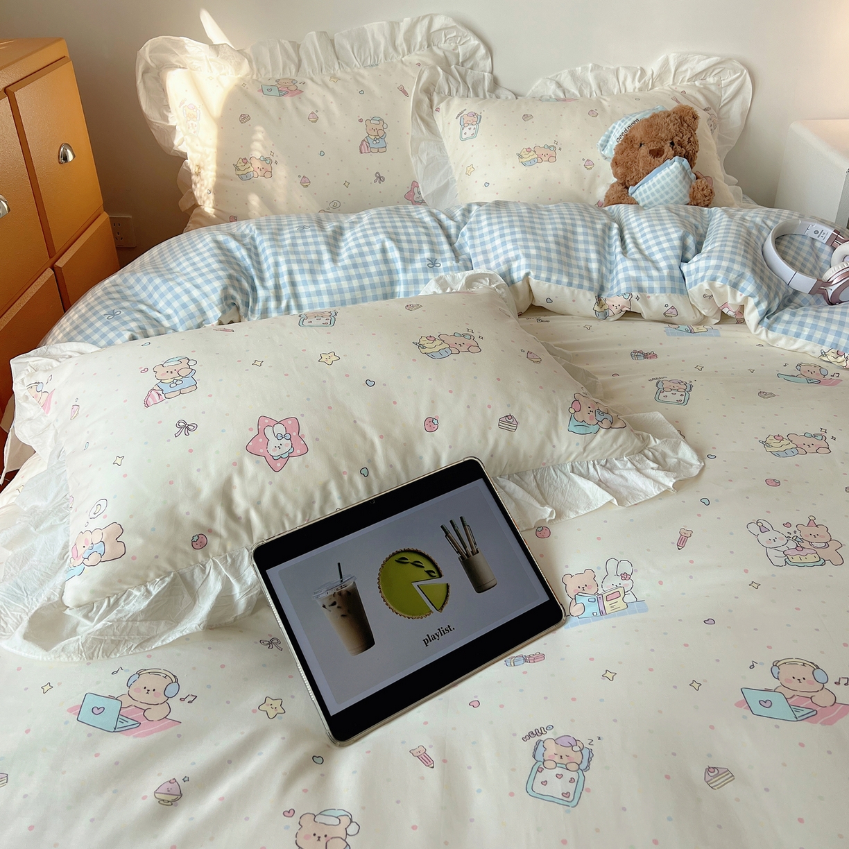 91家纺网 家纺一手货源 找家纺 六巷胡同 2026春夏新款韩系可爱风花边款卡通全棉四件套（第一系列） 花边小熊周末集