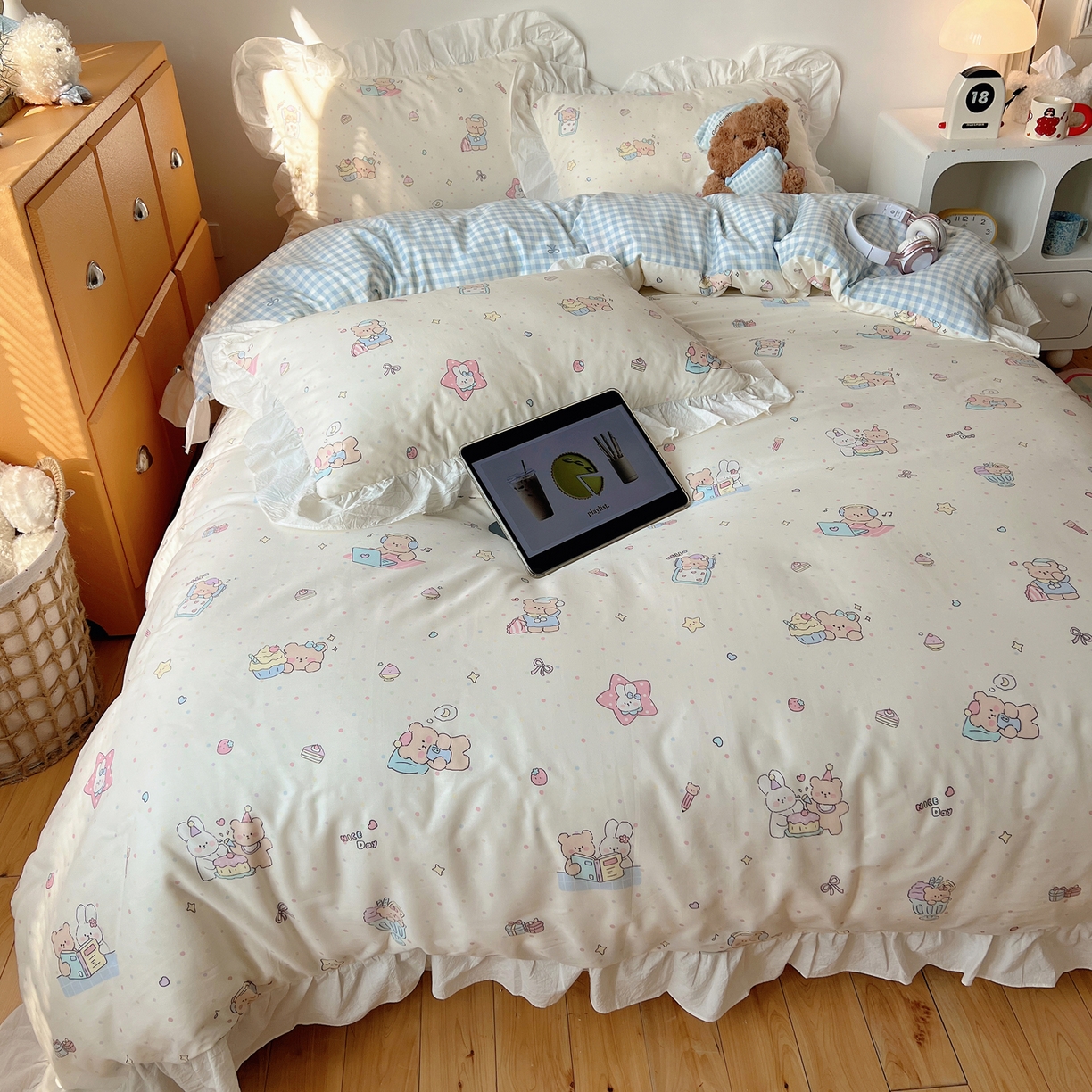 91家纺网 家纺一手货源 找家纺 六巷胡同 2026春夏新款韩系可爱风花边款卡通全棉四件套（第一系列） 花边小熊周末集