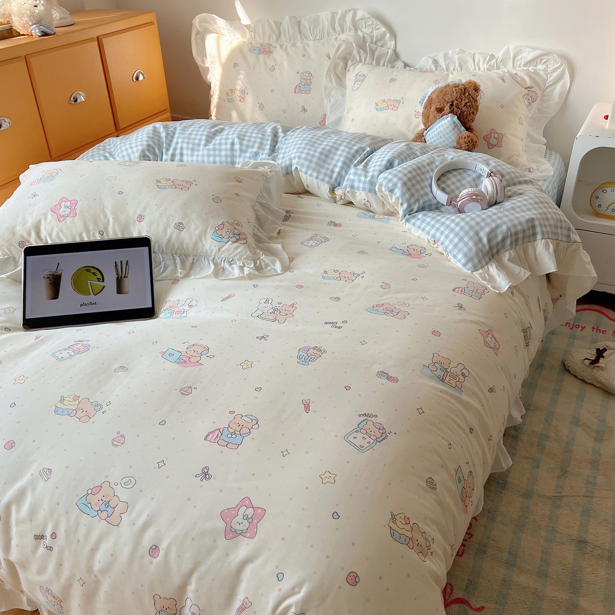 91家纺网 家纺一手货源 找家纺 六巷胡同 2026春夏新款韩系可爱风花边款卡通全棉四件套（第一系列） 花边小熊周末集