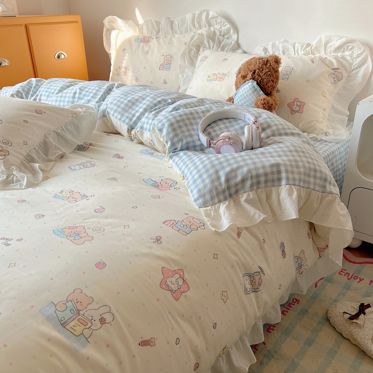 91家纺网 家纺一手货源 找家纺 六巷胡同 2026春夏新款韩系可爱风花边款卡通全棉四件套（第一系列） 花边小熊周末集