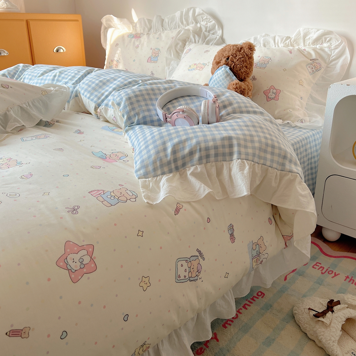 91家纺网 家纺一手货源 找家纺 六巷胡同 2026春夏新款韩系可爱风花边款卡通全棉四件套（第一系列） 花边小熊周末集