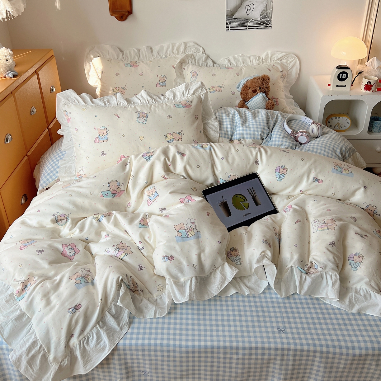 91家纺网 家纺一手货源 找家纺 六巷胡同 2026春夏新款韩系可爱风花边款卡通全棉四件套（第一系列） 花边小熊周末集