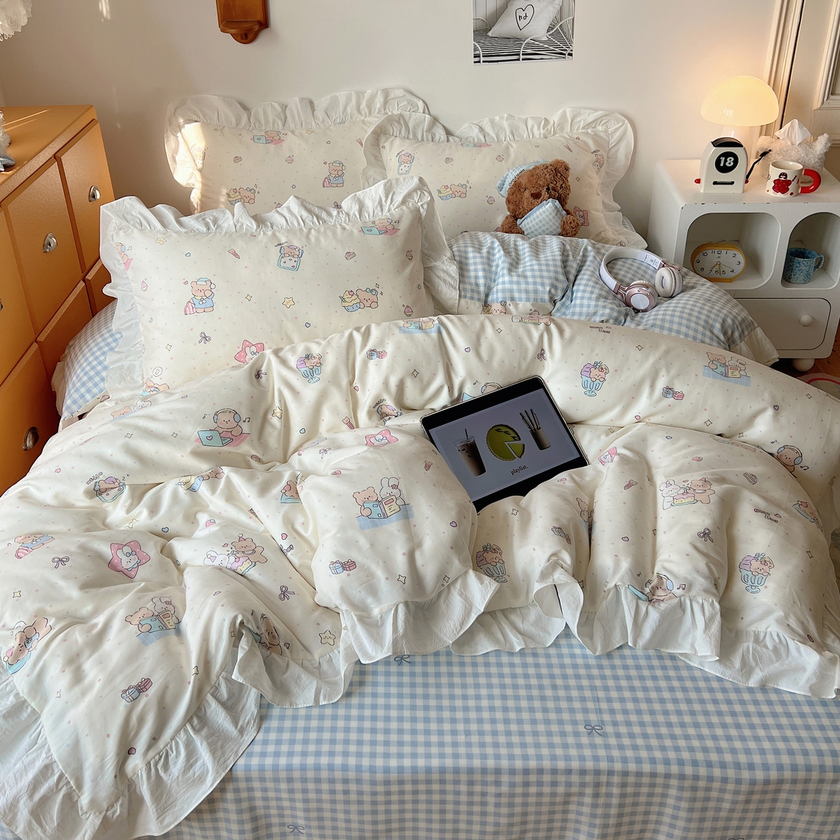 91家纺网 家纺一手货源 找家纺 六巷胡同 2026春夏新款韩系可爱风花边款卡通全棉四件套（第一系列） 花边小熊周末集