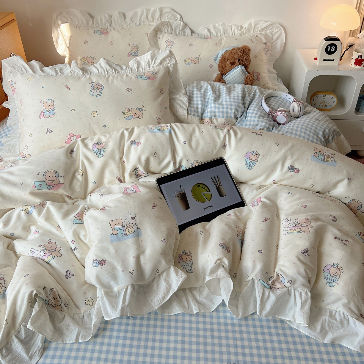 91家纺网 家纺一手货源 找家纺 六巷胡同 2026春夏新款韩系可爱风花边款卡通全棉四件套（第一系列） 花边小熊周末集