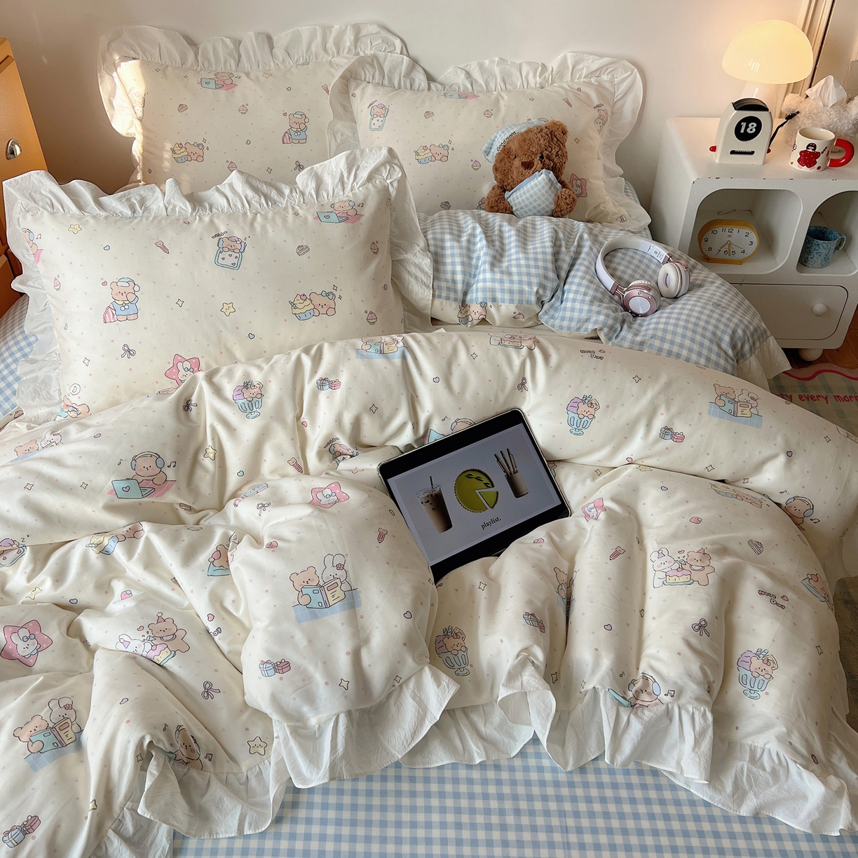 91家纺网 家纺一手货源 找家纺 六巷胡同 2026春夏新款韩系可爱风花边款卡通全棉四件套（第一系列） 花边小熊周末集