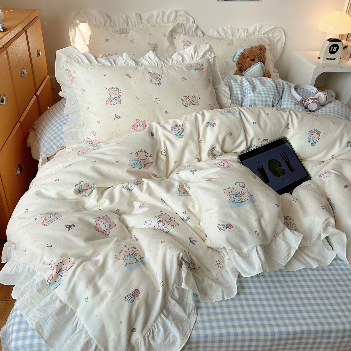 91家纺网 家纺一手货源 找家纺 六巷胡同 2026春夏新款韩系可爱风花边款卡通全棉四件套（第一系列） 花边小熊周末集