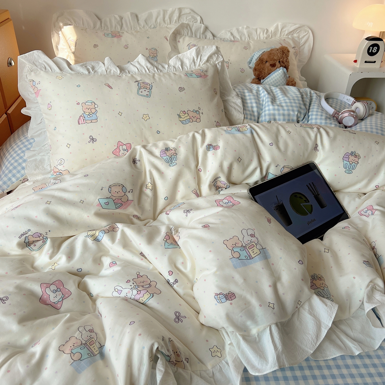 91家纺网 家纺一手货源 找家纺 六巷胡同 2026春夏新款韩系可爱风花边款卡通全棉四件套（第一系列） 花边小熊周末集