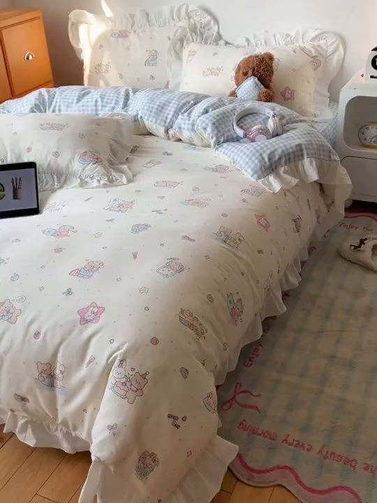 91家纺网 家纺一手货源 找家纺 六巷胡同 2026春夏新款韩系可爱风花边款卡通全棉四件套（第一系列） 花边小熊周末集