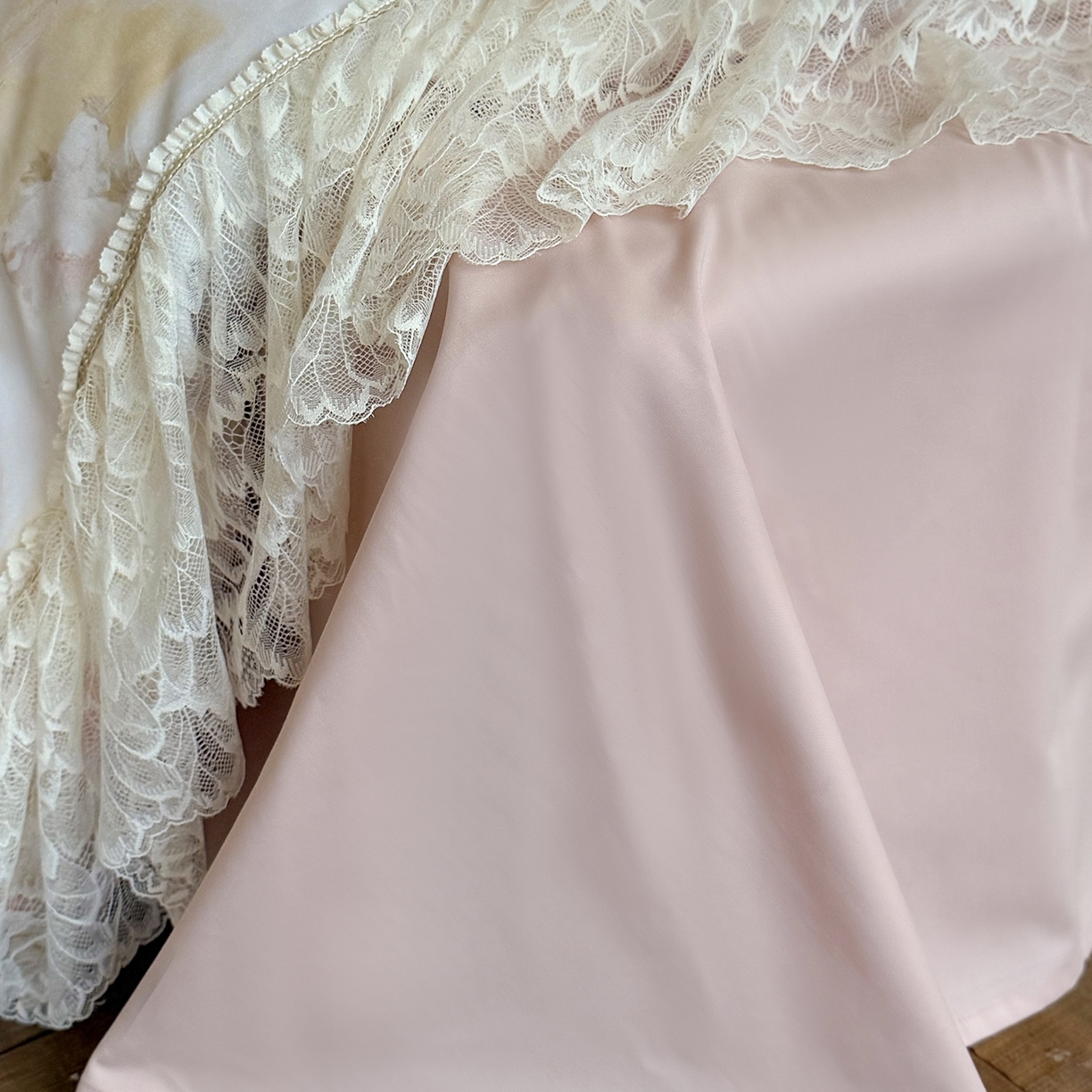 91家纺网 家纺一手货源 找家纺 （总）多乐娜 2026新款100S长绒棉磨毛法式浪漫风花边款四件套-浅梦花兮（会员-20，控价:最低358/378起）