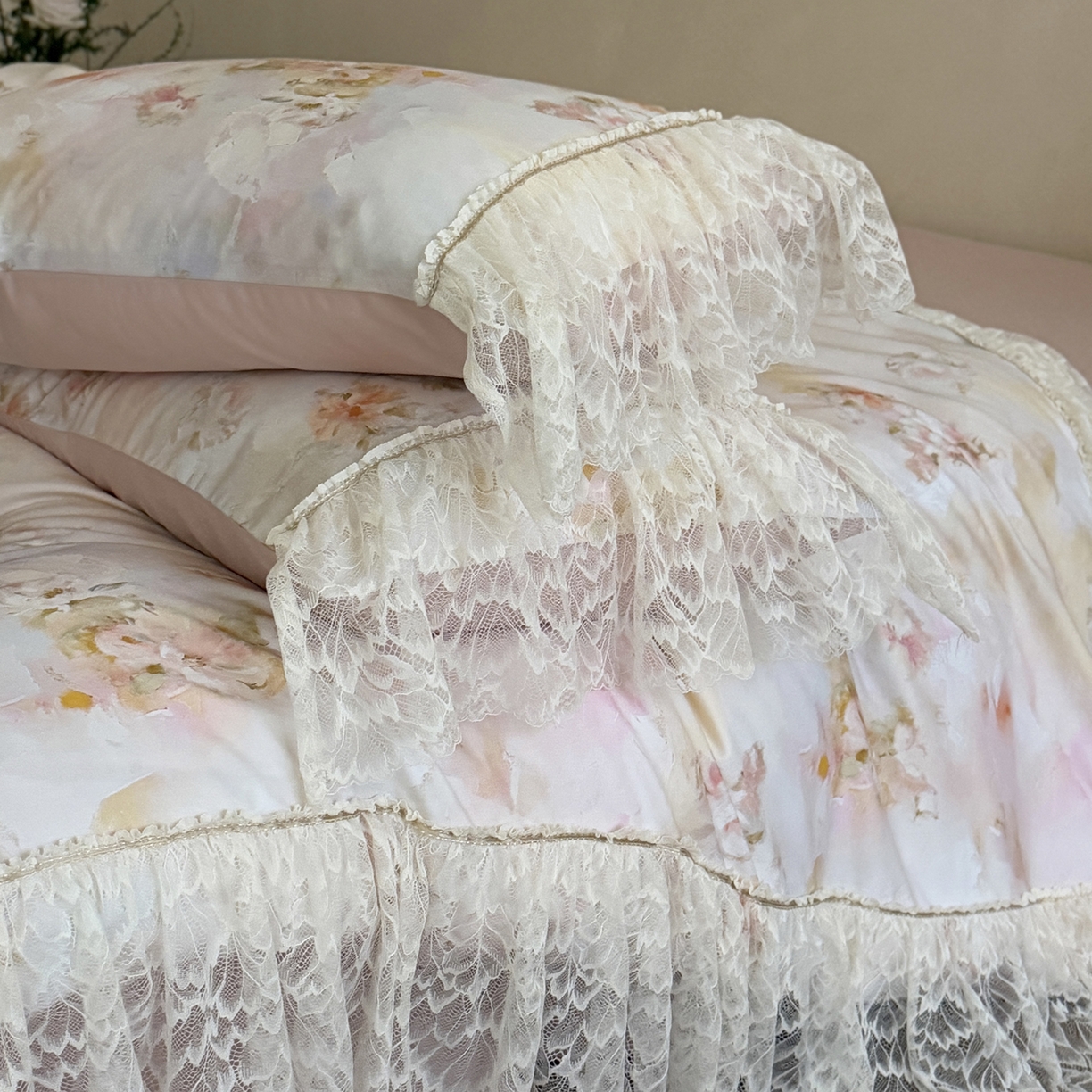 91家纺网 家纺一手货源 找家纺 （总）多乐娜 2026新款100S长绒棉磨毛法式浪漫风花边款四件套-浅梦花兮（会员-20，控价:最低358/378起）