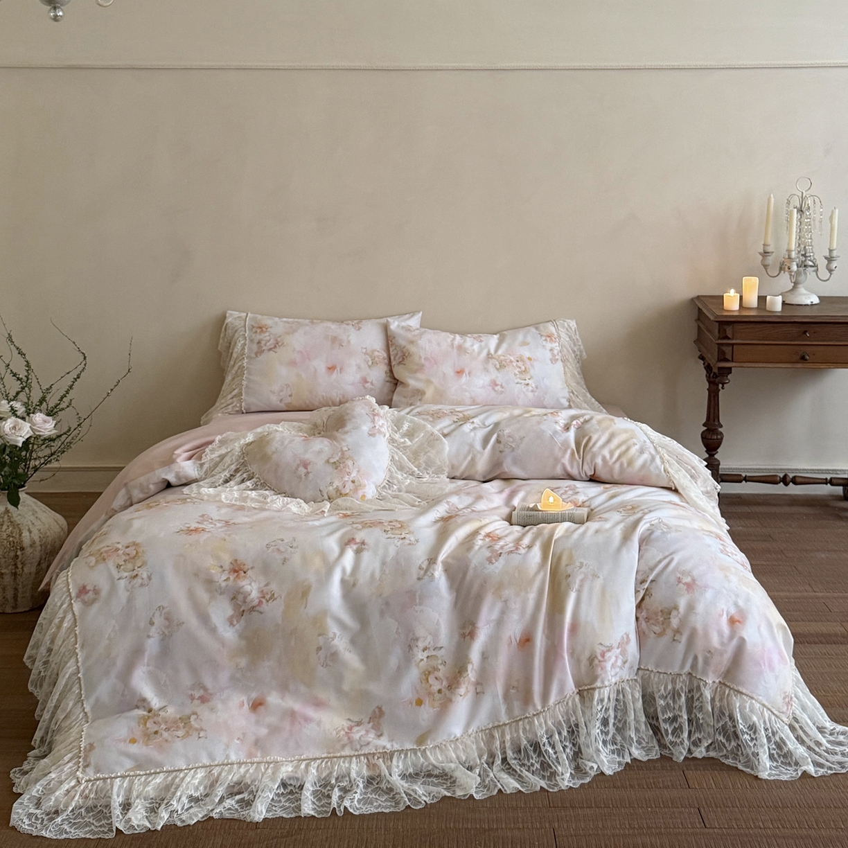 91家纺网 家纺一手货源 找家纺 （总）多乐娜 2026新款100S长绒棉磨毛法式浪漫风花边款四件套-浅梦花兮（会员-20，控价:最低358/378起）