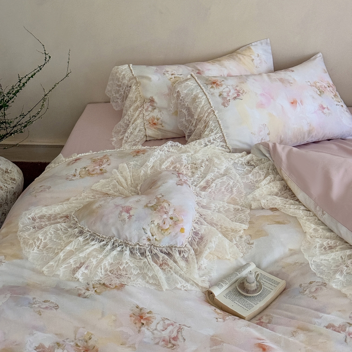 91家纺网 家纺一手货源 找家纺 （总）多乐娜 2026新款100S长绒棉磨毛法式浪漫风花边款四件套-浅梦花兮（会员-20，控价:最低358/378起）