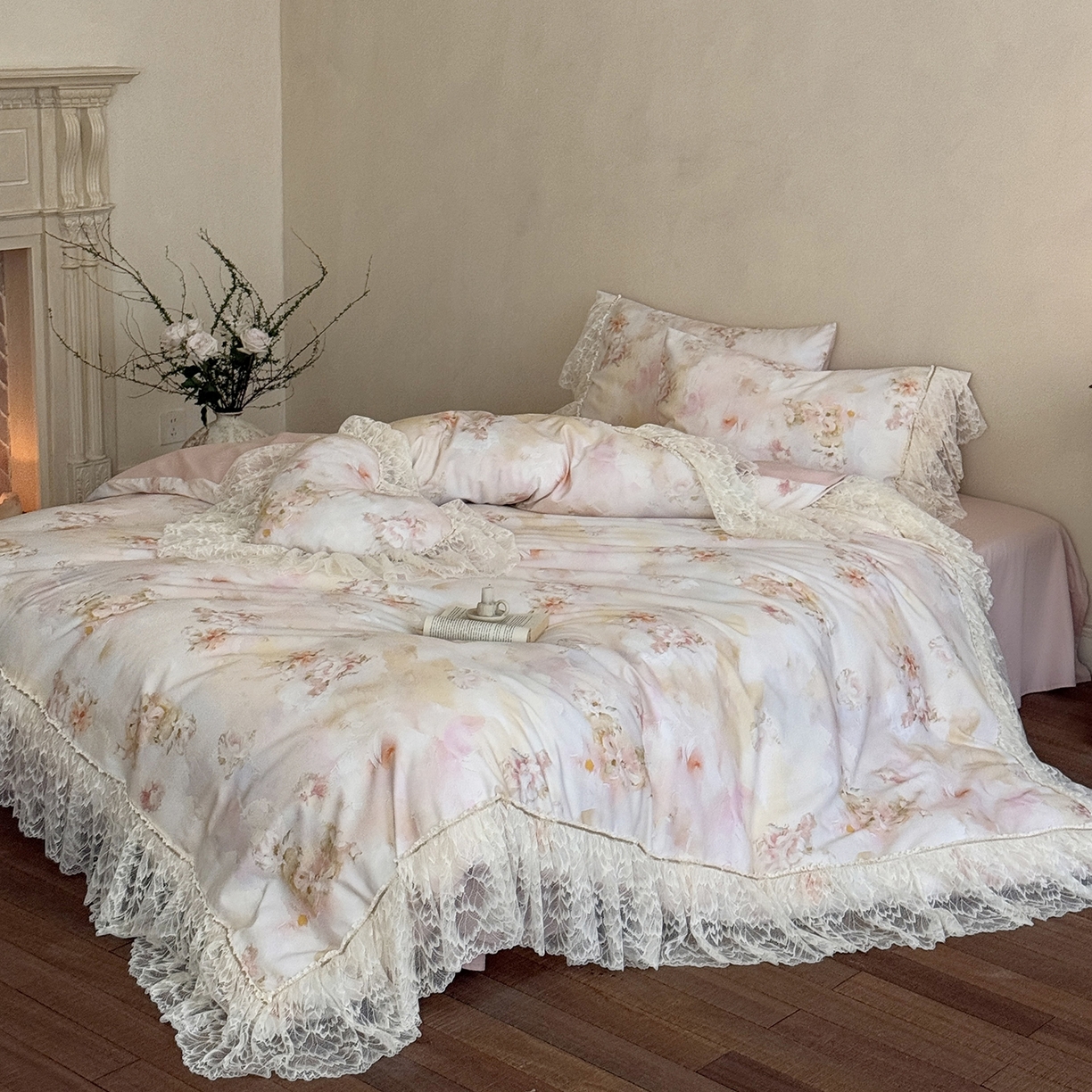 91家纺网 家纺一手货源 找家纺 （总）多乐娜 2026新款100S长绒棉磨毛法式浪漫风花边款四件套-浅梦花兮（会员-20，控价:最低358/378起）