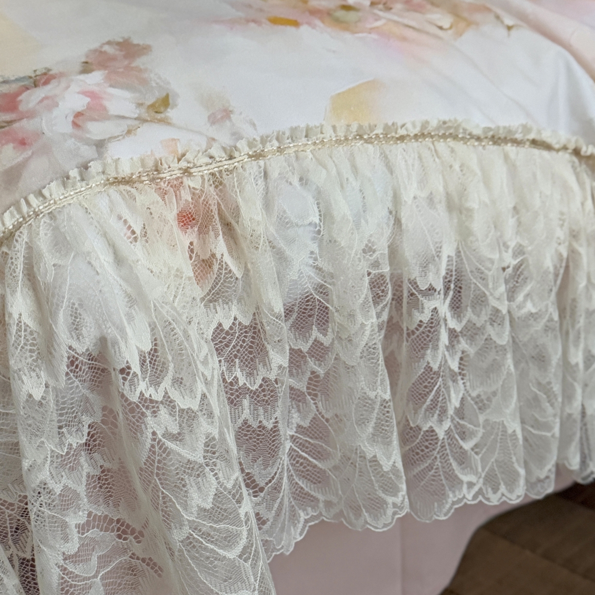 91家纺网 家纺一手货源 找家纺 （总）多乐娜 2026新款100S长绒棉磨毛法式浪漫风花边款四件套-浅梦花兮（会员-20，控价:最低358/378起）