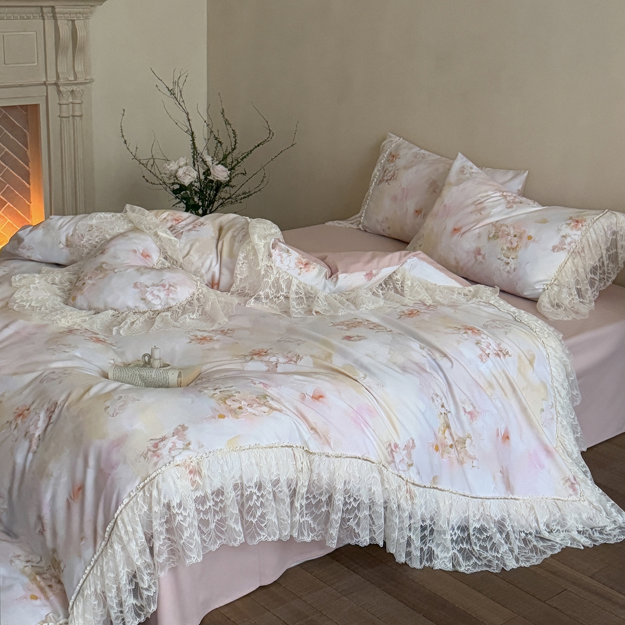 91家纺网 家纺一手货源 找家纺 （总）多乐娜 2026新款100S长绒棉磨毛法式浪漫风花边款四件套-浅梦花兮（会员-20，控价:最低358/378起）