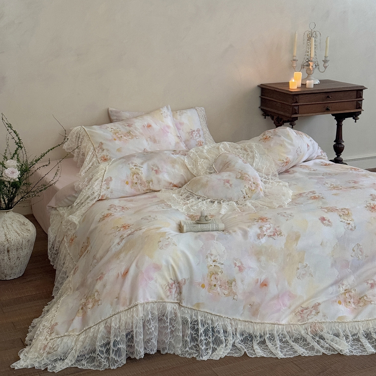 91家纺网 家纺一手货源 找家纺 （总）多乐娜 2026新款100S长绒棉磨毛法式浪漫风花边款四件套-浅梦花兮（会员-20，控价:最低358/378起）