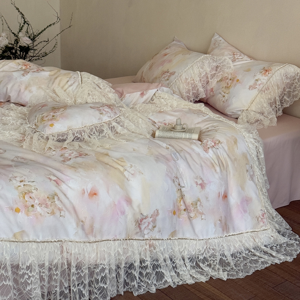 91家纺网 家纺一手货源 找家纺 （总）多乐娜 2026新款100S长绒棉磨毛法式浪漫风花边款四件套-浅梦花兮（会员-20，控价:最低358/378起）