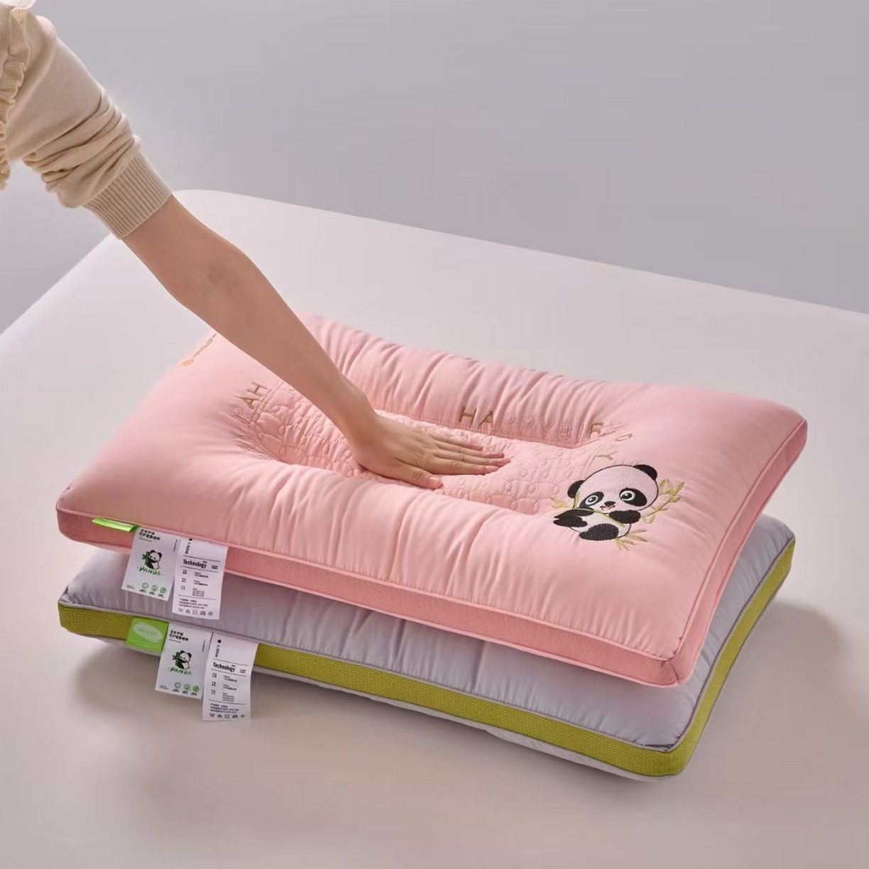 91家纺网 家纺一手货源 找家纺 （总）剑桥枕业 2025新款熊猫清爽安睡枕芯定型护颈羽丝绒枕头中高枕芯