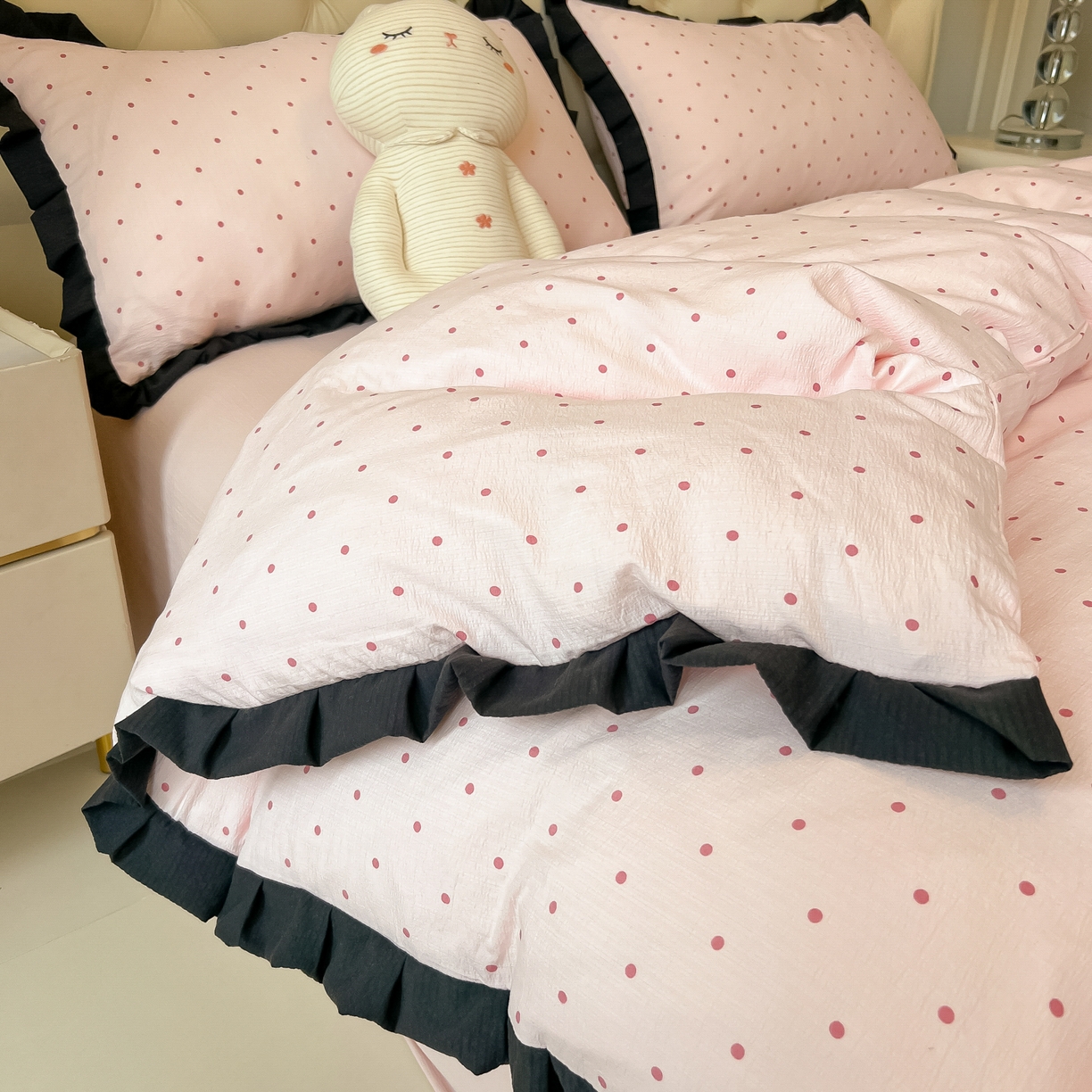 91家纺网 家纺一手货源 找家纺 韩巢家纺 2026新款黑色花边款四件套 红深粉波点【黑皱皱花边款】